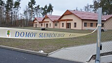 Nový jednopodlažní objekt tvoří tři vzájemně propojené domy. Nový jednopodlažní objekt tvoří tři vzájemně propojené domy.