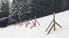 Plot, který 23. 12. 2021 rozdělil hlavní sjezdovku v Radvanicích u Trutnova. Plot, který 23. 12. 2021 rozdělil hlavní sjezdovku v Radvanicích u Trutnova.