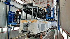 Pracovníci ústedních dílem brnnského dopravního podniku tramvaj 4MT renovují...