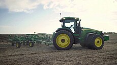 Traktor obdlává pdu, farmá jej odkudkoli kontroluje z mobilu.
