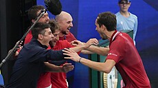 Ruský tenista Danill Medveděv (vpravo) slaví se svými spoluhráči na ATP Cupu. Ruský tenista Danill Medveděv (vpravo) slaví se svými spoluhráči na ATP Cupu.