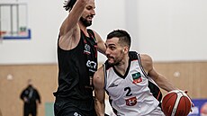 Nikola Pešakovič (vpravo) z Hradce Králové útočí v zápase s Nymburkem, brání ho... Nikola Pešakovič (vpravo) z Hradce Králové útočí v zápase s Nymburkem, brání ho...