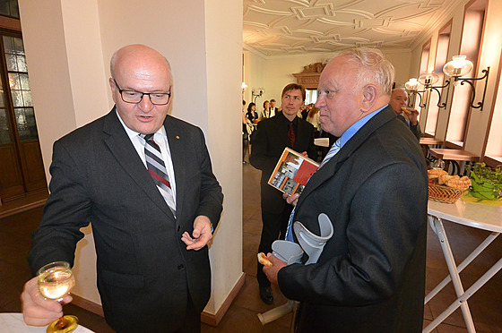 Milo Cvrkal (vpravo) s tehdejím ministrem kultury Danielem Hermanem, který se...