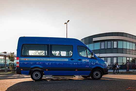 Modrý mikrobus pro cestující se sníenou pohyblivostí.