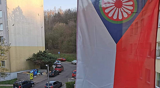 eská vlajka doplnná o romský symbol vyvená na sídliti v Ústí nad Labem...