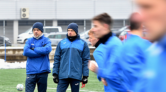 Luká Jarolím (vlevo) &#776;a David Jarolím sledují trénink fotbalist Ústí nad...