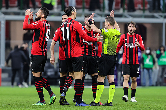 Fotbalisté AC Milán spílají rozhodímu Marku Serrovi.