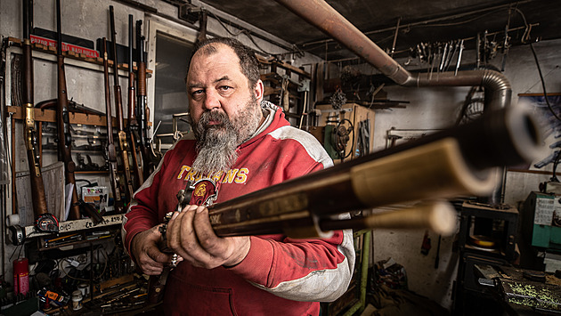 Puka Milo Skrbek z Vysoké nad Labem vyrábí repliky historických zbraní.