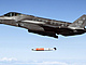 F-35A odhazuje cvinou verzi jadern pumy B61-12.