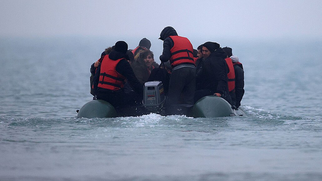 Hurá do Británie. Skupina 40 migrant vyplouvá od pobeí severní Francie pes...