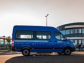 Modrý mikrobus pro cestující se sníženou pohyblivostí.