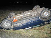 Řidič vjel na krajnici, kde dostal smyk. Auto pak sjelo do příkopu a převrátilo... Řidič vjel na krajnici, kde dostal smyk. Auto pak sjelo do příkopu a převrátilo...