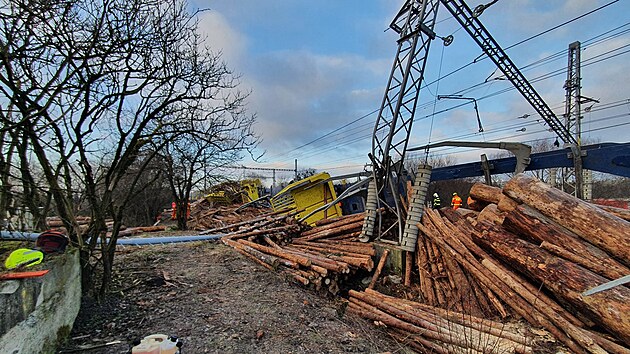 Odstraňování následků noční srážky nákladních vlaků na nádraží v Prosenicích na trati z Přerova do Ostravy.