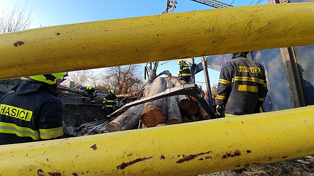 Odstraňování následků noční srážky nákladních vlaků na nádraží v Prosenicích na trati z Přerova do Ostravy.