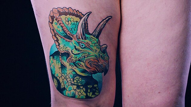 Toto je jiná liga. Groteskní výjev nahradil majestátní triceratops.