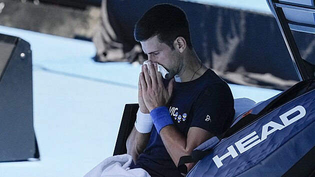 Srb Novak Djokovi bhem trninku ped Australian Open