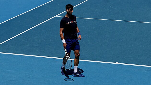 Srb Novak Djokovi bhem trninku ped Australian Open