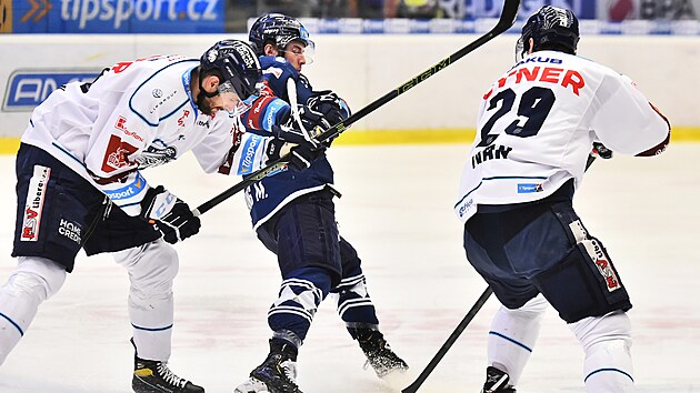 Plzeňskı forvard Martin Lang se snaží protlačit přes dvojici libereckıch hokejistů.