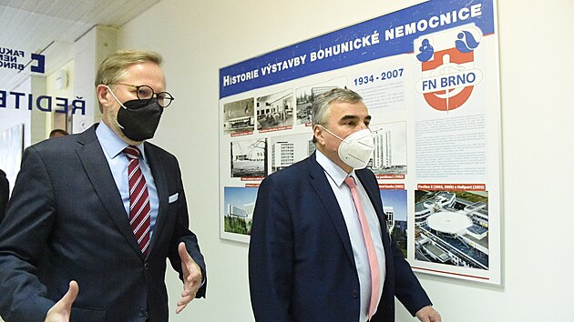 Premiéra Petra Fialu (ODS) provází Fakultní nemocnicí Brno tamní ředitel Jaroslav Štěrba (vpravo).