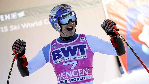 Marco Odermatt jásá v cíli superobřího slalomu ve Wengenu.