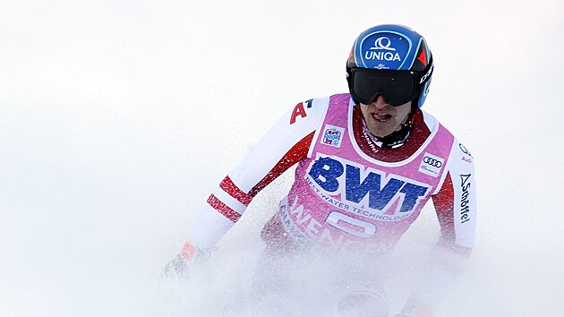 Matthias Mayer v cíli superobřího slalomu ve Wengenu.