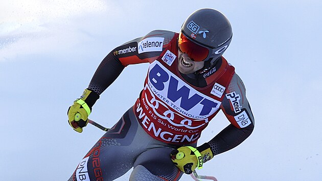 Aleksander Aamodt Kilde v cíli superobřího slalomu ve Wengenu.