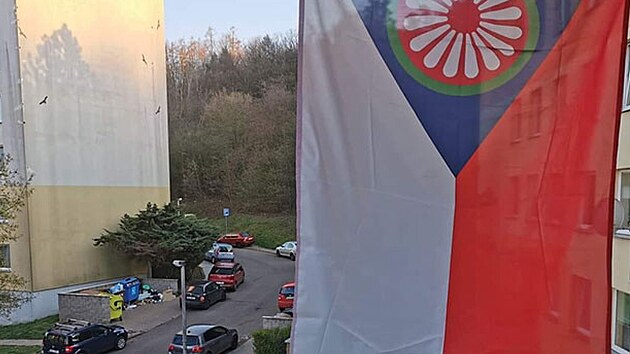 esk vlajka doplnn o romsk symbol vyven na sdliti v st nad Labem (duben 2021)