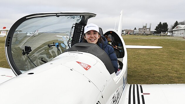 Na beneovskm letiti 16. ledna 2022 pistla devatenctilet pilotka Zara Rutherfordov. Belgicko-britsk letkyn usiluje o Guinnessv svtov rekord stt se nejmlad enou, kter sama oblet svt.esko je jednou z jejch poslednch zastvek.