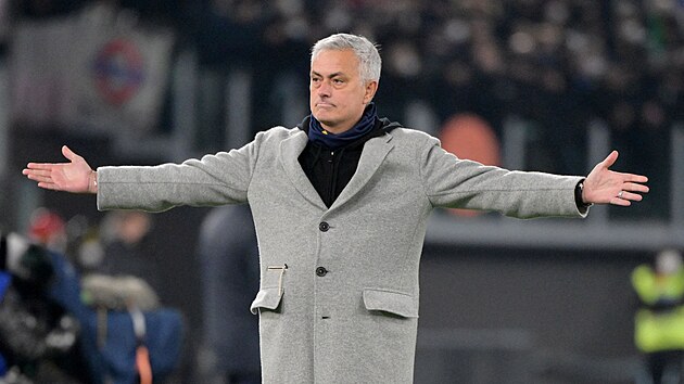 Jos Mourinho rozhazuje rukama bhem zpasu mezi AS m a Juventusem.
