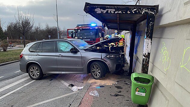 Řidička vjela na Černém Mostě do zastávky a srazila ženu, obě jsou zraněné (11. 1. 2022)