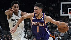 Devin Booker (vpravo) z Phoenixu a Devin Vassell ze San Antonia. Devin Booker (vpravo) z Phoenixu a Devin Vassell ze San Antonia.