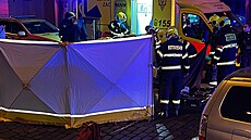 Na pražském Újezdě srazilo osobní auto dva chodce. (19. ledna 2022) Na pražském Újezdě srazilo osobní auto dva chodce. (19. ledna 2022)