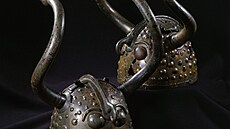 Přilbice z dánského Vekso vydaly své tajemství. Jsou staré asi tři tisíce let,... Přilbice z dánského Vekso vydaly své tajemství. Jsou staré asi tři tisíce let,...