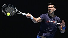 Srb Novak Djokovi bhem tréninku ped Australian Open
