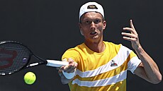 Jií Leheka hraje forhend na Australian Open.