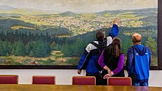 Obrazy zdobí zasedací sály jablonecké radnice, na jednom je panorama města. Obrazy zdobí zasedací sály jablonecké radnice, na jednom je panorama města.