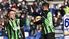 Fotbalisté Sassuola se radují z gólu proti Veron.