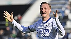 Antonín Barák z Verony slaví svj gól proti Sassuolu, v utkání zaznamenal...
