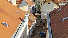 Pohled z třetího patra Kernekerova domu na budoucí Zlatou uličku, kterou chce... Pohled z třetího patra Kernekerova domu na budoucí Zlatou uličku, kterou chce...