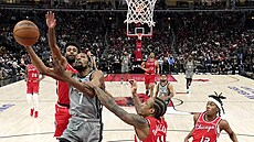 Kevin Durant z Brooklynu se prosazuje proti obraně Chicaga. Kevin Durant z Brooklynu se prosazuje proti obraně Chicaga.