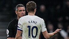 Harry Kane z Tottenhamu si stěžuje u rozhodčího. Harry Kane z Tottenhamu si stěžuje u rozhodčího.