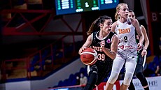 Alix Duchetová (vlevo) z Bourges míří ke koši Žabin, neubránila ji Petra... Alix Duchetová (vlevo) z Bourges míří ke koši Žabin, neubránila ji Petra...