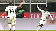 Emmanuel Gyasi (vpravo) ze Spezie oslavuje svj gól proti AC Milán.