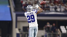 C. J. Goodwin z Dallas Cowboys zachytává pihrávku.