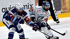 Kevin Tansey (vlevo) z Komety Brno atakuje Marka Zachara z Liberce. Kevin Tansey (vlevo) z Komety Brno atakuje Marka Zachara z Liberce.