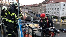 Záchranáři ošetřili dělníka v pátém patře lešení novostavby ve Střelecké ulici... Záchranáři ošetřili dělníka v pátém patře lešení novostavby ve Střelecké ulici...