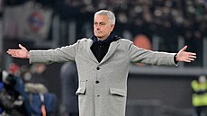 José Mourinho rozhazuje rukama bhem zápasu mezi AS ím a Juventusem.