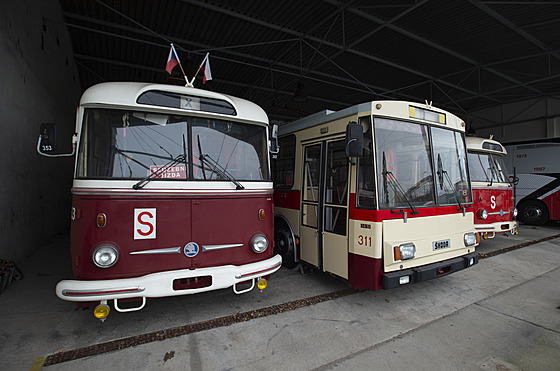 Historické trolejbusy (zleva) koda 9 Tr, koda 14 Tr a koda 9 Tr