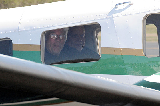 Herec Richard Gere na letiti East Hampton Airport.