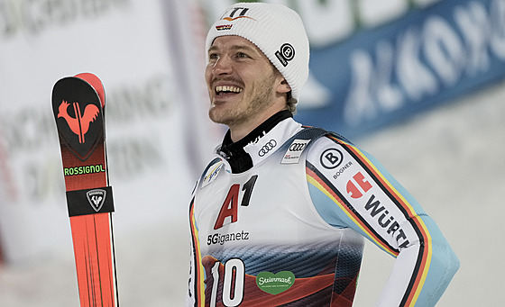 Nmecký lya Linus Strasser se raduje z triumfu ve slalomu v Schladmingu,